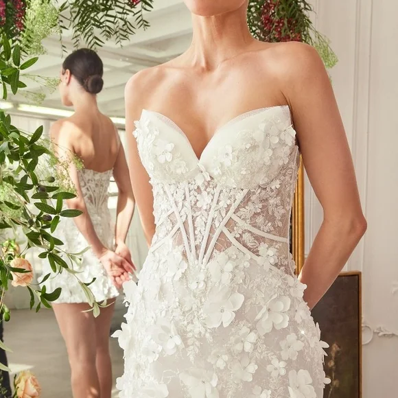 Elegant White Floral Strapless Dress - Picture 2 of 5